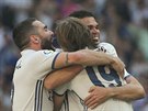 Hrái Realu Madrid se radují z gólu Pepeho (vpravo) bhem mstského derby proti...