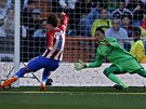 VYROVNÁNO. Útoník Atlétika Madrid Antoine Griezmann pekonává gólmana Realu...