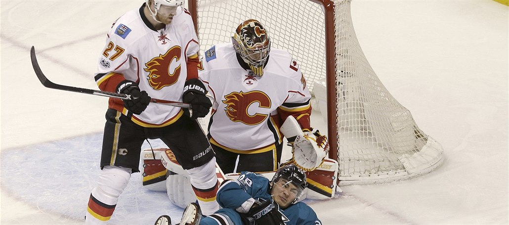 David Rittich v brance Calgary Flames v utkání proti San Jose Sharks.