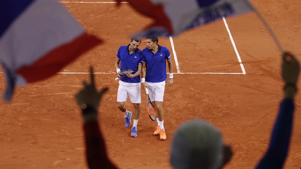 Francouz�tí tenisté Julien Benneteau a Nicolas Mahut  ve �ty�h�e ve �tvrtfinále...