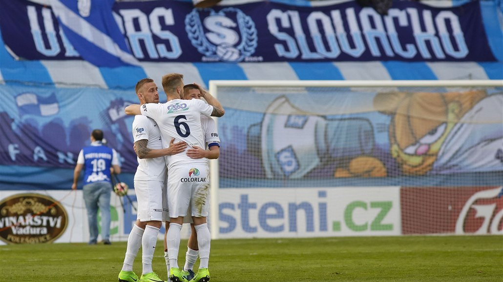 Fotbalisté Slovácka slaví gól.