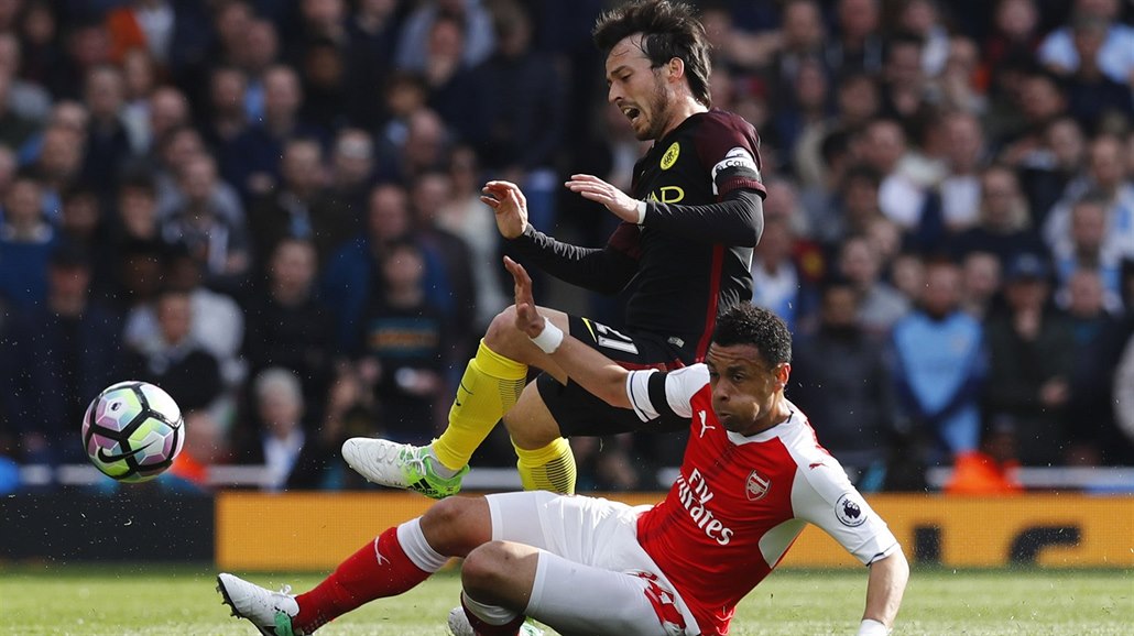 �lágr anglické ligy mezi Arsenalem a Manchesterem City nabídl i ostrý souboj...