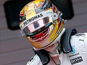 Nadšený Lewis Hamilton slaví vítězství ve Velké ceně Číny.
