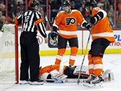 Brank Philadelphie Michal Neuvirth po kolapsu v utkn proti New Jersey.