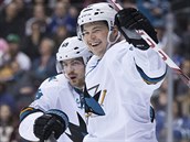 Tom Hertl (vpravo) ze San Jose slav gl, blahopeje mu Mikkel Boedker.