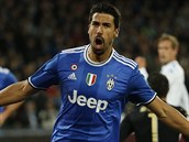 Záložník Juventusu Sami Khedira se raduje z gólu na hřišti Neapole.