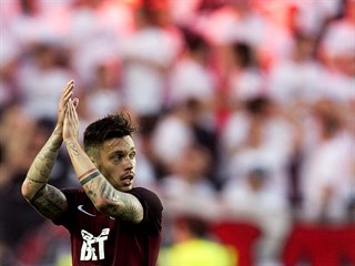 DÍKY FANOUŠKŮM. Václav Kadlec ze Sparty při střídání během derby