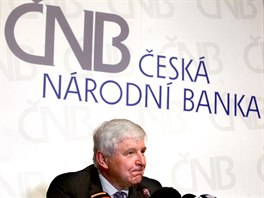 Guvernr NB Ji Rusnok vysvtlil na tiskov konferenci bankovn rady ukonen...