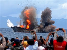 VYBUCHUJÍCÍ LO. U obce Morela na ostrov Ambon si lidé fotí vybuchující lo,...