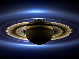 PRSTENCE SATURNU. Barevný snímek Saturnu poídila vesmírná sonda Cassini....