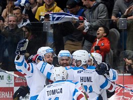 Hokejist Chomutova se raduj z glu ve tvrtm souboji s Libercem.