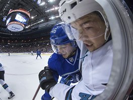 Jayson Megna z Vancouveru (vlevo) a Tom Hertl ze San Jose v souboji.