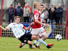 Momentka z fotbalovho duelu Pardubic (ervenobl) a st nad Labem