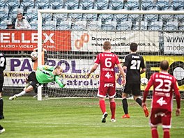 Budjovick glman Zdenk Kek inkasuje v duelu proti Olomouci.