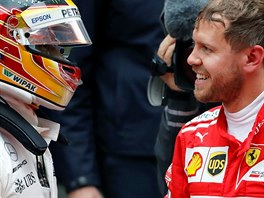 POKEC. Lewis Hamilton (vlevo) a Sebastian Vettel po Velk cen iny