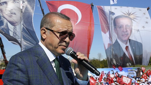 Tureck prezident Recep Tayyip Erdogan pi kampani ped referendem. (3.4. 2017)