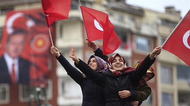 Turecko čeká referendum o změně ústavy a posílení pravomocí prezidenta. (3.4. 2017)