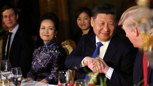 Donald Trump přivítal ve svém sídle čínského prezidenta s chotí. (6. dubna2017)