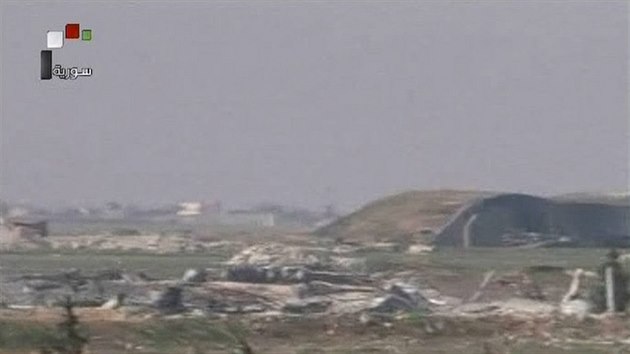 Zbry ze syrsk televize ukazuj leteckou zkladnu a-ajrt zasaenou americkmi raketami. (7.4. 2017)