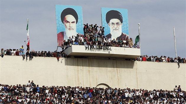 Ajatollh Chomejn (vlevo) a ajatollh Chamene shlej na fotbalov fanouky na stadionu Azd v Tehernu (28. bezna 2017)