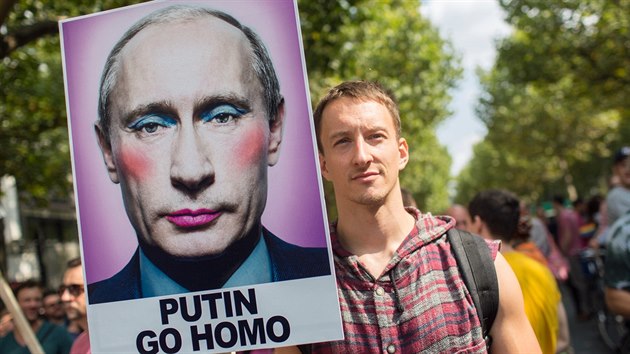 Demonstrace proti homofobii ruskho reimu v Berln. Podobn plakty jsou v Rusku u edn zakzan (31. srpna 2013)