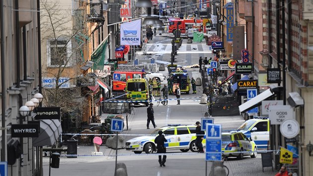 Nkladn automobil najel do lid na ulici v centru Stockholmu (7. duben 2017).