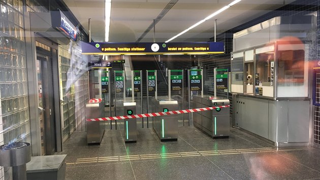 Úřady ve Stockholmu zavřely veřejnou dopravu včetně metra. Lidé musí domů pěšky (7. duben 2017).