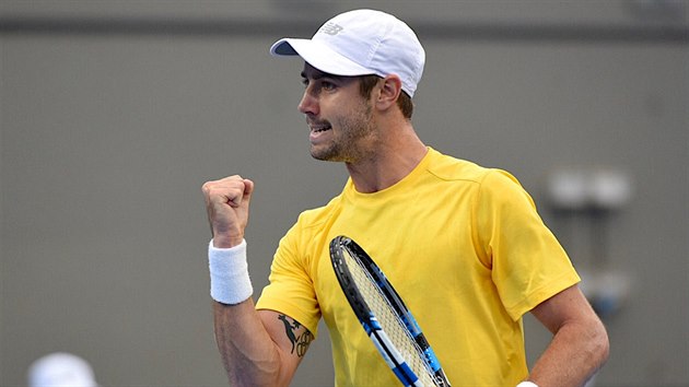 Australsk tenista Jordan Thompson se raduje ve tvrtfinle Davis Cupu.