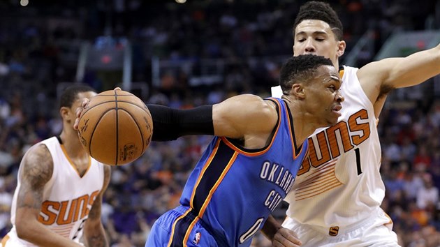 Russell Westbrook (s mem) se tla pes Devina Bookera.