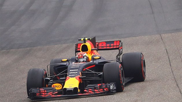 Velk cena ny: Maxe Verstappena z Red Bullu prohn Kimi Rikknen z Ferrari.