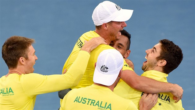 Radost australskch tenist po postupu do semifinle Davis Cupu. V nrui Nicka Kyrgiose je kapitn Leyton Hewitt.