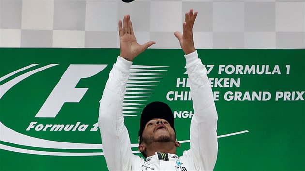 HOP. Lewis Hamilton si hraje s trofej pro vtze Vellk ceny ny.