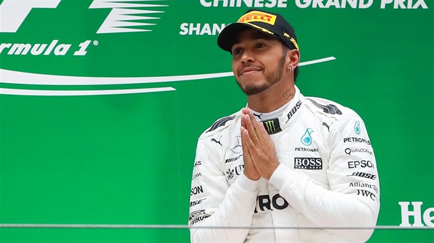 Lewis Hamilton se raduje z triumfu ve Velk cen ny.