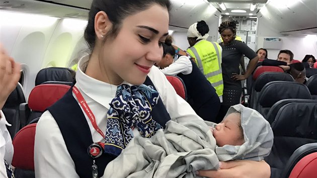 Holika pila na svt na palub letadla Turkish Airlines pi letu z Guiney do Burkiny Faso (7. dubna 2017)