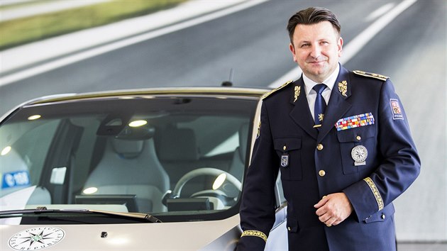 Policejn prezident Tom Tuh pebral zapjen elektromobily BMW i3.