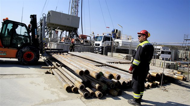 Těžaři společnosti MND zprovozňují nový vrt na těžbu ropy na Hodonínsku. (4. 4. 2017)