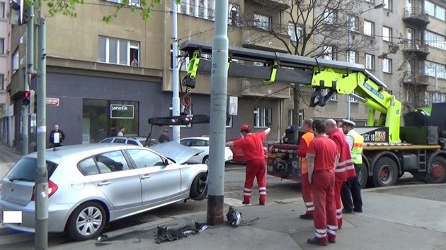 Nkolik kilometr ujdl po Praze idi BMW, kdy se snail prchnout policejn hldce. Nakonec ho zastavil sloup, do nho narazil, kdy nezvldl zen.