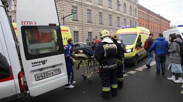 V petrohradském metru vybuchla nastražená bomba, lékaři ošetřili desítky zraněných. Nejméně deset lidí zemřelo (3. dubna 2017)