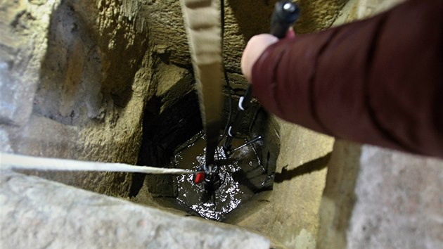 Archeolog si oblečení nakonec špinit nemusel. Poté, co hasiči vodu vyčerpali, specialisté z pražské firmy Natawarde spustili dolů 3D skener.