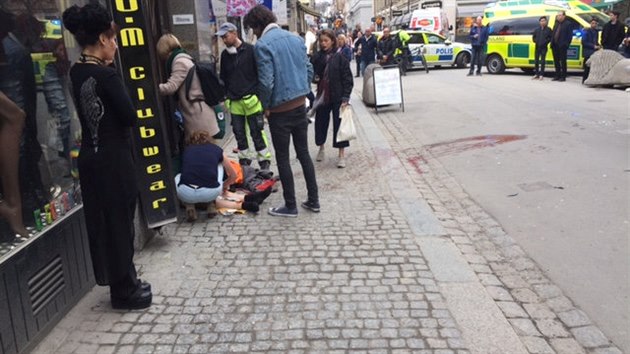 V centru Stockholmu vjel nkladn automobil do davu lid (7. duben 2017).