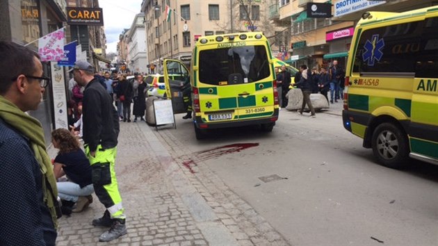 V centru Stockholmu vjel nkladn automobil do davu lid (7. duben 2017).