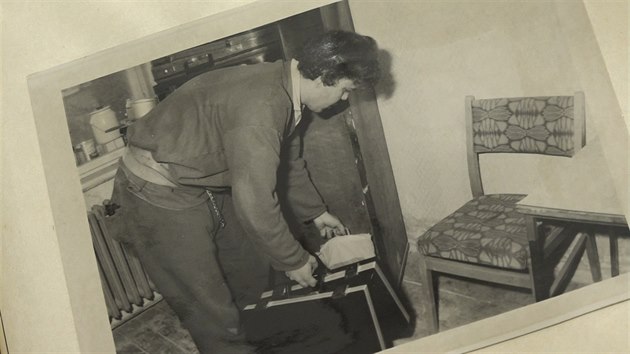 Vrah Zdenk Vocsek: fotografie, na kter je Vocsek s dvma kufry, kter odcizil zavradnmu Koudelkovi