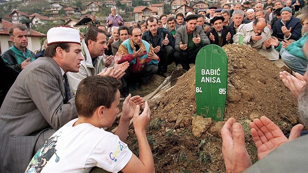 Muslimsk poheb jedenctilet bosensk dvky, zabit srbskm snajprem v Sarajevu. (17. z 1995 )