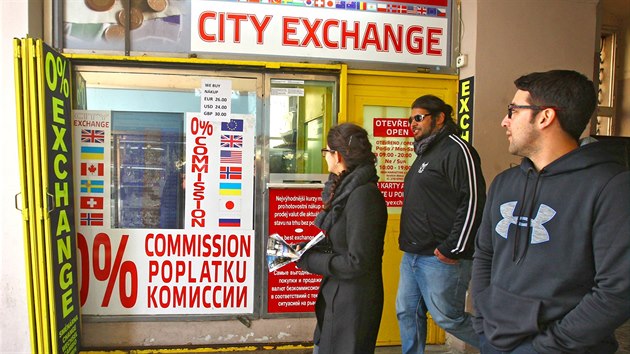 Na ukon�en� devizov�ch intervenc� okam�it� reagovali zm�nou v�kupn�ch cen pra�sk� sm�n�rny. (6. dubna 2017)