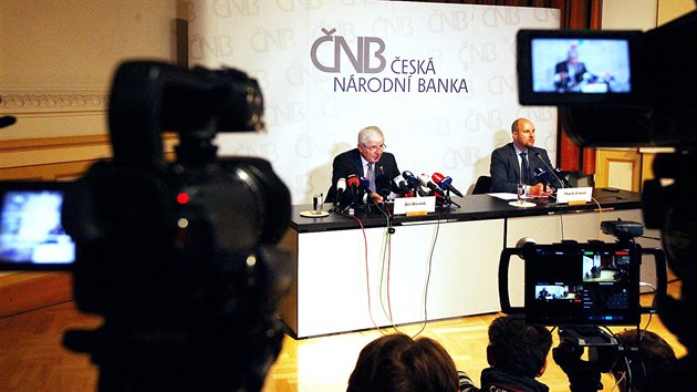 Guvernr NB Ji Rusnok vysvtlil na tiskov konferenci bankovn rady ukonen...