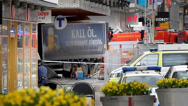 Nkladn automobil najel do lid na ulici v centru Stockholmu. (7. dubna 2017)