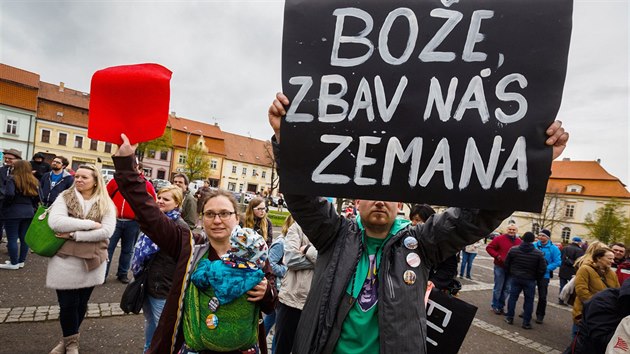 Prezident Miloš Zeman debatoval se svými příznivci na náměstí ve Slaném. Nechyběli ani jeho odpůrci s rudými kartami a transparenty. (7. dubna 2017)