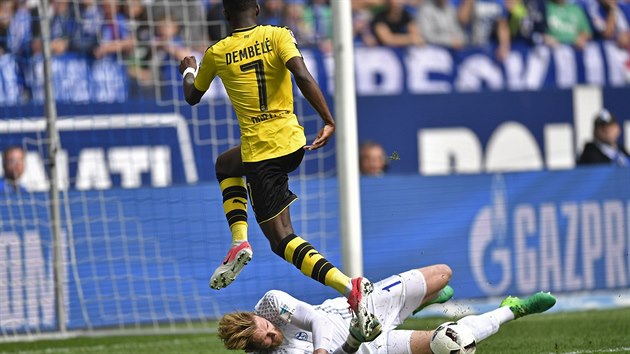 Ralf Fhrmann, brank Schalke, se vrhl pod nohy tonkovi Dortmundu Ousmanu Demblmu v prestinm Revierderby. 

Ralf Fhrmann