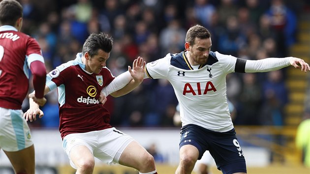 Vincent Janssen, tonk Tottenhamu, si kryje m ped zlonkem Burnley Joey Bartonem.