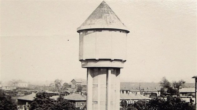 Vodojem a zahrdky v Pedndra v roce 1946. Fotografii poslal Tom Ska, kter v lokalit bydlel v letech 1945 a 1950.